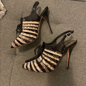 ❌SOLD ❌Vince Camuto black patent heels w/ snakeskin print. Size 8. Excellent con
